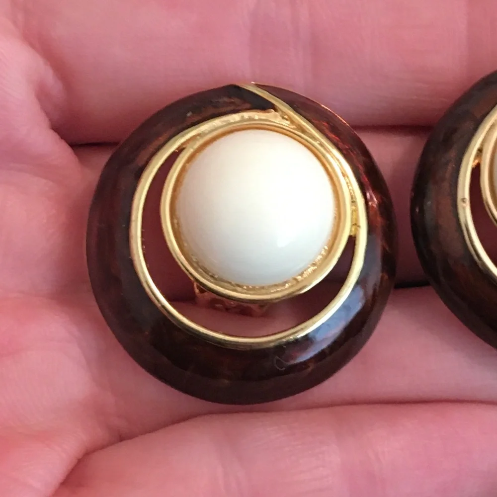 Vintage Red and White Round Clip On Earrings - Picture 3 of 8